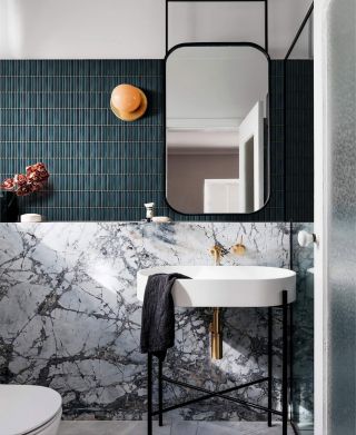 Jemná, přesto výrazná. ✨🛁 KitKat mozaika – detail, který promění obyčejnou stěnu v designový prvek. #kitkat...